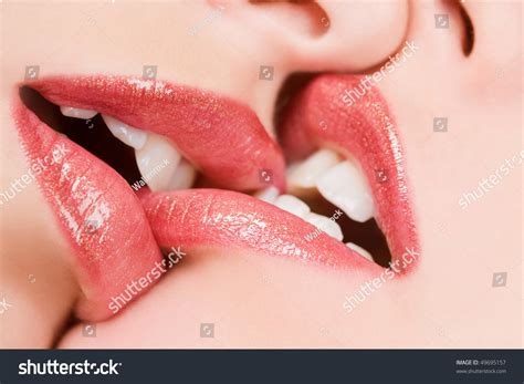 Beautiful Female Lovers Kissing Closeup Ảnh Có Sẵn Chỉnh Sửa Ngay