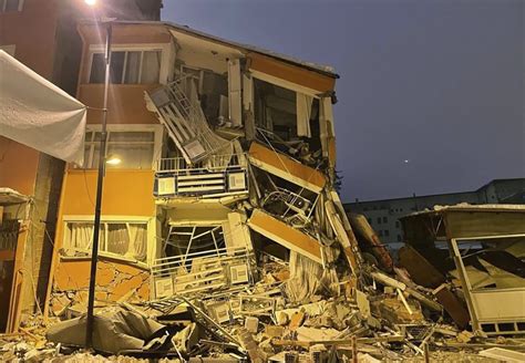 El Momento En Que El Segundo Terremoto En Turquía Sorprende A Un