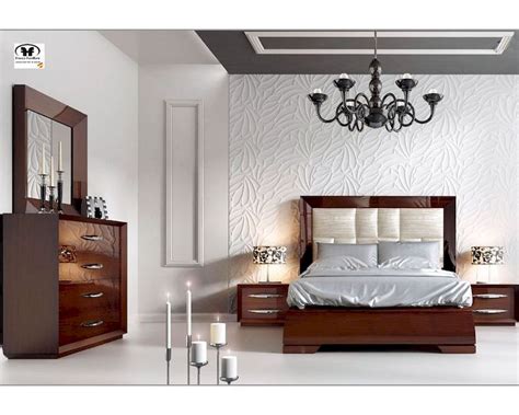 1 car parking included on driveway. Modern Bedroom Set in Walnut Carmen 33131CR