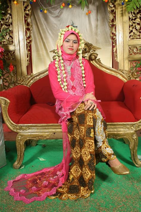 Tata rias pengantin atau eo pesta pernikahan biasanya semakin syari akan semakin mahal namun di sini kami rias pengantin ketanggungan mencoba menawarkan beberapa paket rias pengantin dan tarub atau tenda dengan beberapa ragam harga yang pastinya terjangkau. Contoh Kebaya Muslim Pengantin Warna Merah Muda ~ Rias Pengantin Ibu Bayu