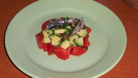 Prepare the sardine mixture by emptying the tin into a small bowl, adding the crushed garlic, lemon juice, parsley and some black pepper. Delicii pentru toti...: SALATA DE AVOCADO CU SARDINE