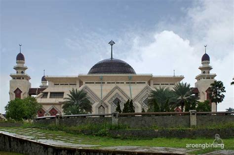 Taman mini indonesia indah (tmii) merupakan suatu kawasan taman wisata bertema budaya indonesia di jakarta timur. aroengBinang