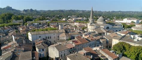 In summer a craft marketis held in saint rémy every tuesday evening from 7pm till midnight on the place de la mairie and the avenue de la résistance. Saint-Rémy-de-Provence, classée station de tourisme ...