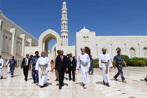 رئيس زنجبار يزور جامع السلطان قابوس الأكبر صحيفة المسار العُمانية