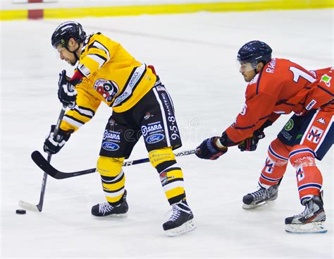 Hockeyspieler — riedulininkas statusas t sritis kūno kultūra ir sportas apibrėžtis riedulio sportininkas, nuolat dalyvaujantis varžybose; Hockeyspieler redaktionelles foto. Bild von hockeyspieler ...