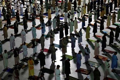 برگزاری نماز تراویح در مسجد جامع هرات عکس همزمان با تعطیلی ایکنا