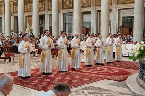 Un Nuovo Sacerdote E Sei Diaconi Per La Fraternità San Carlo La