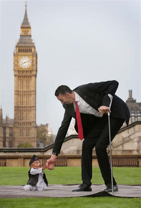 Worlds Tallest And Shortest Men Meet For World Records Day