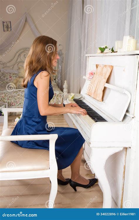 Mujer Rubia Joven Que Juega El Piano Foto De Archivo Imagen De Pianista Viejo 34022896