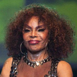 Elza ainda era aspirante a cantora quando foi ao programa calouros. Elza Soares - Bio, Facts, Family | Famous Birthdays