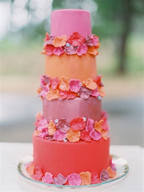 This romantic time of year lets you incorporate gleaming. Perfect wedding cake for Summer Weddings