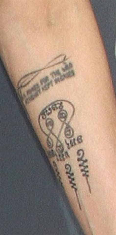 Maybe you would like to learn more about one of these? Angelina Jolies 21 Tattoos & ihre Bedeutung - Promi Tattoos