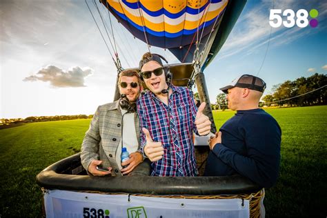 Coen en sander zijn die dag voor de eerste keer te horen met hun radioprogramma op radio 538 en de ochtendshow evers staat op is dan terug van vakantie. Coen en Sander Show Radio 538 vanuit onze Luchtballon