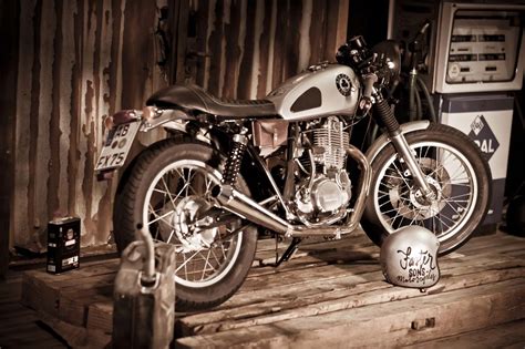 Rearset pegs help enormously to give the rider that low down, race ya mates ready rider position. YAMAHA SR 500 / 400 Caferacer | triumphbikes.de | BMW ...