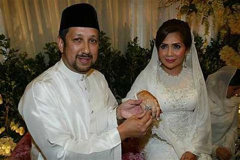 But their wedding anniversary this year included an extra meaningful celebration with their little one in the picture, siti aafiyah khalid who is now 5. Bekas Isteri Datuk K Selamat Diijabkabul | Gosip Terkini
