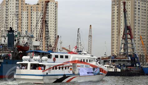 Belasan awak kapal langsung melompat ke laut menyelamatkan diri. Ini KM Express Bahari Pengganti Kapal Zahro yang Terbakar ...