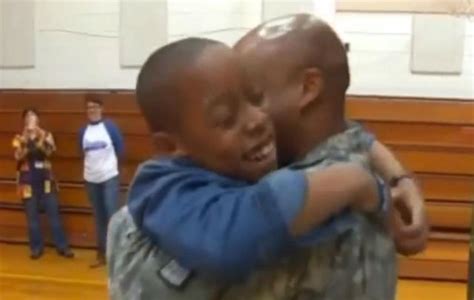 Video Mira El Emotivo Encuentro De Un Soldado Con Su Hijo Tras Estar