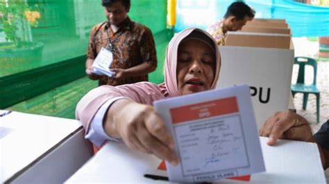 Indonesia Election More Than 270 Election Staff Die Counting Votes
