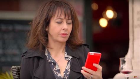 La Coque Rouge De Fabienne Lepic Valérie Bonneton Dans Fais Pas Ci