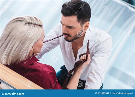 Sexy Junge Paare Die Einander Im Foreplay Betrachten Stockfoto Bild Von Europäisch Formell