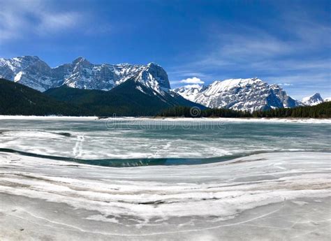 Centre nordique de canmore nordic ski et des propriétés de location les plus intimes, confortables et uniques dans les rocheuses canadiennes. Montagnes Rocheuses De L'hiver Photo stock - Image du ...