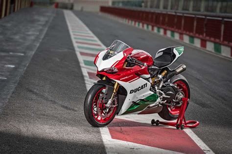 Great savings & free delivery / collection on many items. 2019 Ducati 1299 Panigale R Final Edition Guide • Total ...