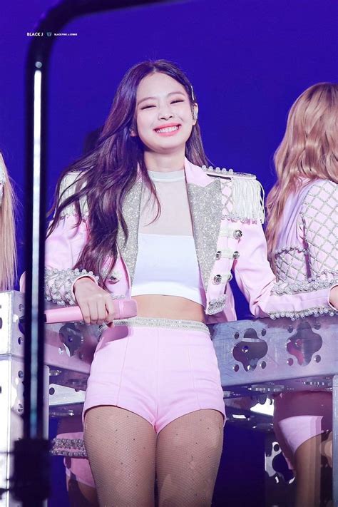 Times BLACKPINK S Jennie Was Caught Looking At BLINKs Like They Re Her Whole World Koreaboo