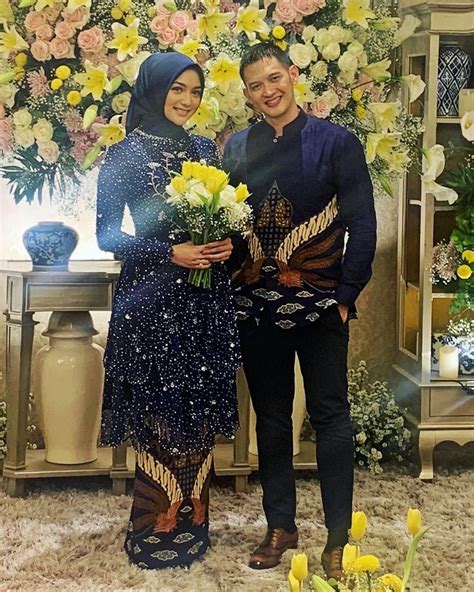 Inspirasi model baju untuk tunangan dan lamaran modern 2020 yang couple ini bisa jadi contoh bagi pasangan kekasih yang. Tema Baju Couple Lamaran Batik Warna Navy - Rangkaian ...