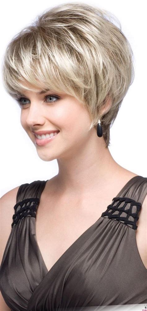 Chouette image de femme avec cheveux crépus bien soignés. Model coiffure courte femme - Les tendances mode 2020