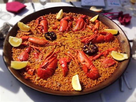 Incorporamos los trozos del bogavante, añadimos el brandy y flambeamos con la ayuda de un soplete de cocina o acercando una cerilla y siempre con mucho cuidado. Arroz con bogavante en la Albufera | Carolina Femenia