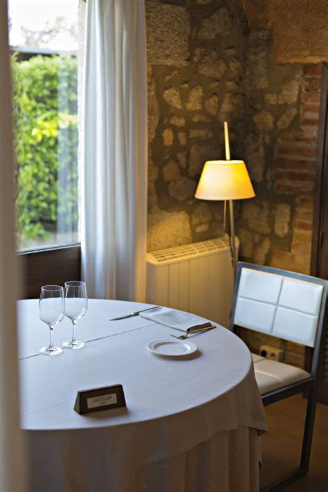 Rodeado de naturaleza, sus espaciosas y modernas habitaciones con jacuzzi cuentan con espectaculares vistas a la plana del alt empordà y al mar mediterráneo, todas. Restaurante en Alt Empordà | Hotel Can Xiquet