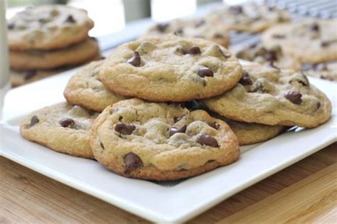 Ho voluto chiamare questi cookies al contrario perché mi sono divertita ad invertirne i colori… ho così realizzato dei biscotti al cacao con gocce di cioccolato bianco! Cookies senza glutine - Snack senza glutine