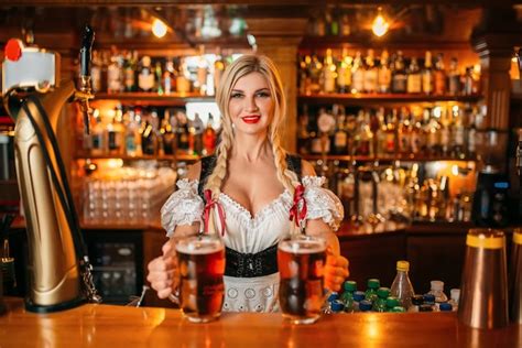 Die Sexy Kellnerin Hält Zwei Tassen Frisches Bier An Der Theke In Der Free Hot Nude Porn Pic