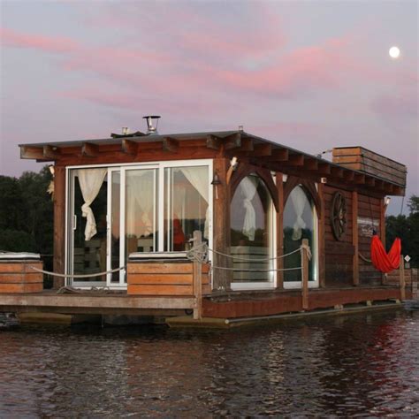 These 51 Airbnb Houseboats Are Like Living In A Floating Tiny House In