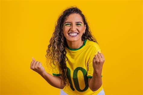 Partidario brasileño fanático de la mujer brasileña celebrando el