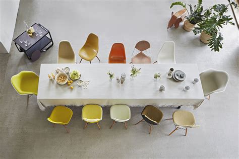 Der vitra.03 stuhl mit beschichtetem untergestell, zum beispiel, hat eine rostfreie es ist ein ausstellungsobjekt, sehr gut erhalten in schwarz und rot verfügbar preis pro stuhl. Eames Plastic Arm Chair DAW Stuhl Vitra Ahorn schwarz ...