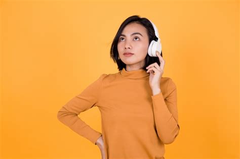 Premium Photo Woman Listening To Music With White Headphones