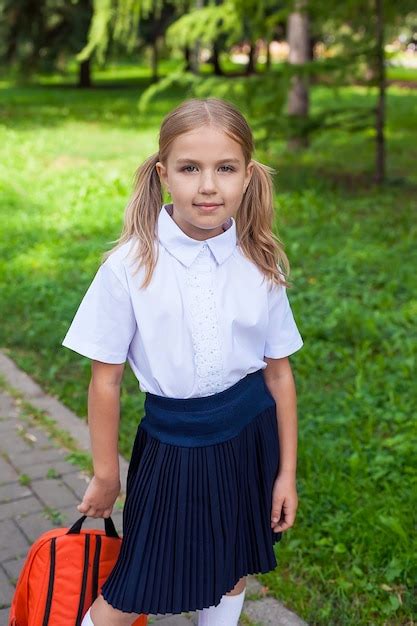 Premium Photo Elegant Schoolgirl Girl Walking In The Park Learning