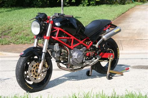 La 900 monster est un modèle de motocyclette du constructeur italien ducati. 1998 Ducati 900 Monster - Moto.ZombDrive.COM