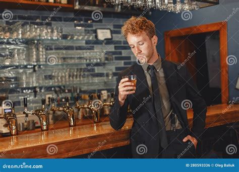 Attraktiver Junger Mann Hinter Der Bar Stockfoto Bild Von Bier