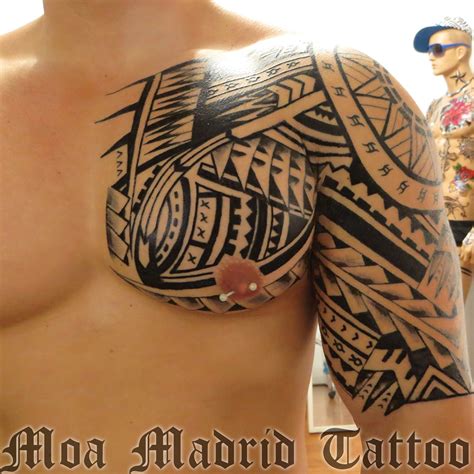 Contenido 3 tatuajes maoríes en el hombro y pecho 5 tatuajes maoríes o tatuajes polinesios la zona del hombro y el pecho es una de las zonas preferidas por los hombres para hacerse. Tatuaje maorí en pectoral, hombro y brazo | Moa Madrid Tattoo
