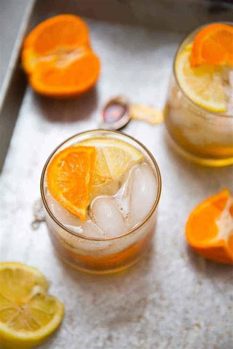These recipes are next 👏 level 👏. Bourbon Christmas Drink Recipes / Bourbon Berries Cocktail ...