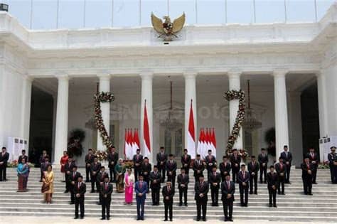 Presiden joko widodo (jokowi) dikabarkan akan mengganti sejumlah menteri kabinet indonesia maju, sekaligus mengisi. Soal Reshuffle Kabinet, Jokowi Diminta Cari Menteri yang ...