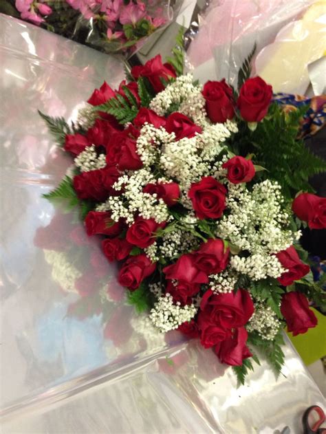 Fasci di rose rosse per te, poeta, che nella tua esuberanza tra oceani e deserti, vette innevate e foreste incantate permetti alla fantasia di volare nell'universo. 34 rose rosse per un compleanno www.fioreriasarmeola.com ...