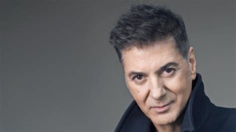 Etienne daho naît en algérie où il passe son enfance avant de venir vivre à rennes avec sa famille. Étienne Daho : Sa biographie, ses albums, ses concerts