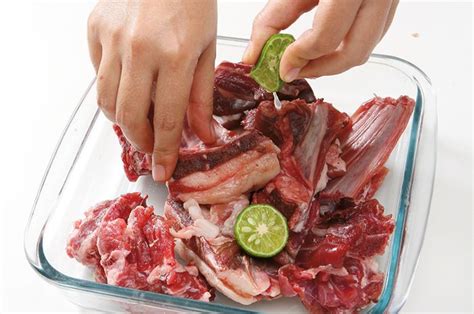 Tidak mencuci daging kambing juga bisa membantu mengurangi bau prengus pada daging kambing. Ternyata Selama Ini Salah, Begini Cara Simpan Daging di ...