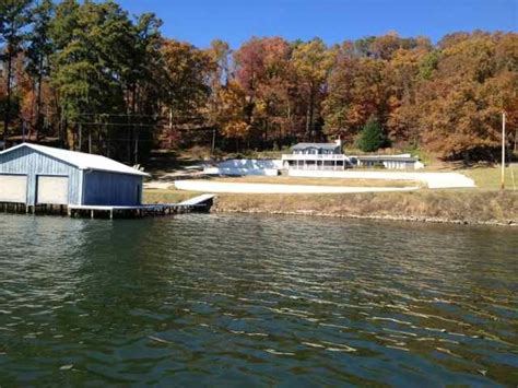You can rent a rustic cabin on the lakefront that also has a private pool, or a large house with its' own. House+vacation+rental+in+Guntersville+from+VRBO.com!+# ...
