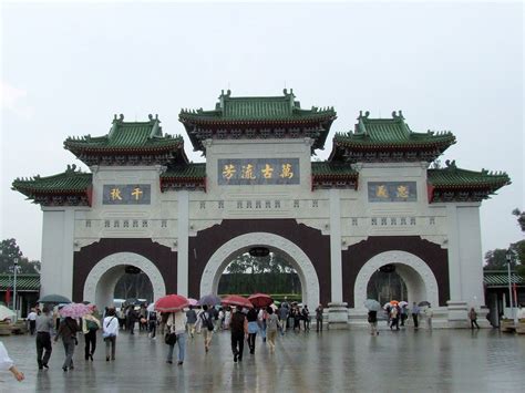 Compare mandarin 台灣, 臺灣／台湾 (táiwān). Pichori 台湾：忠烈祠の大門