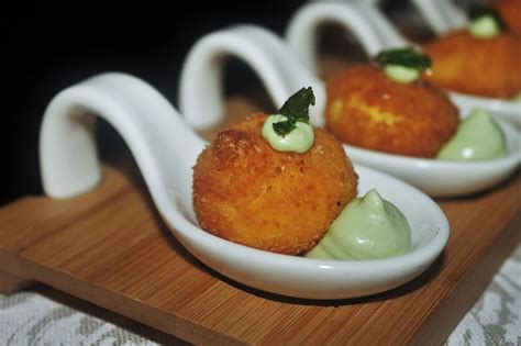 Sbattete le uova in una ciotola, unite un pizzico di sale (e pepe se gradite), il formaggio grattugiato e il pangrattato. Cucina Milk: Tuorlo d'Uovo fritto con maionese al Basilico