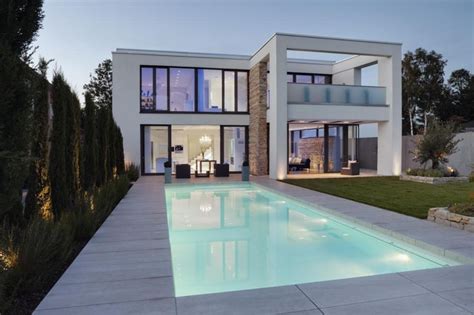 Hier finden sie viele moderne häuser mit großen glasflächen und interessanten grundrissen zur inspiration. moderne häuser innen - Google-Suche | Moderne villa ...